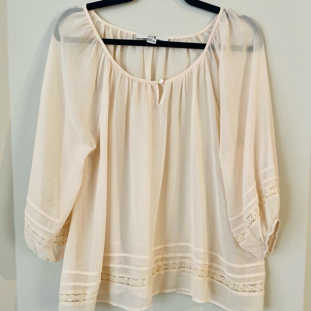 Forever 21. Size medium (M). Cream/beige lace detail top